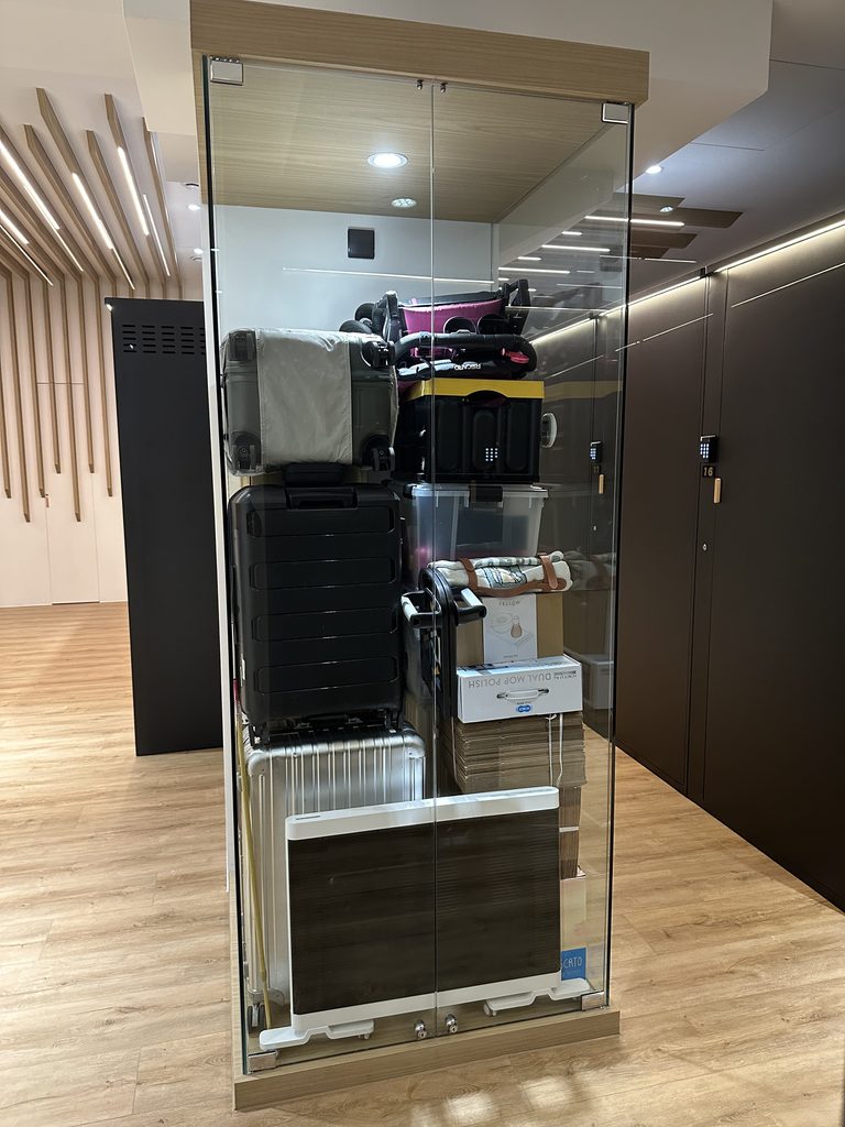 輕倉 LightCube 與實際儲物櫃等比例的玻璃展示櫃