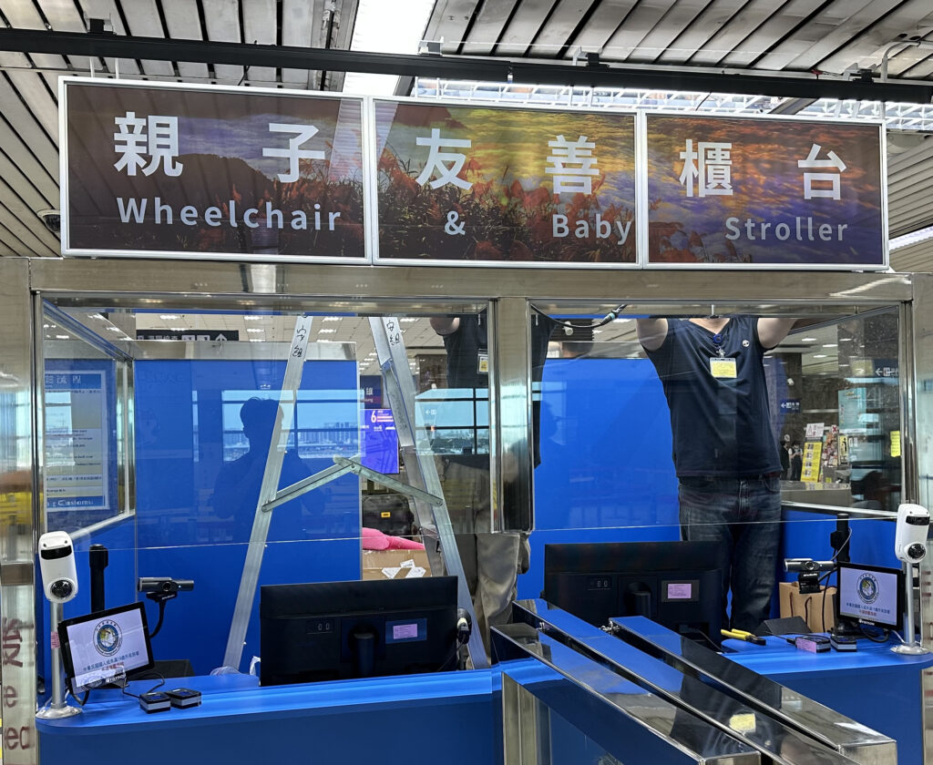高雄小港機場31.5吋ChLCD三片拼接現場施工安裝