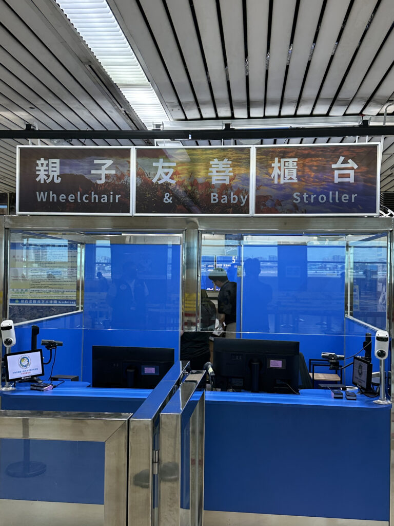 高雄小港機場親子友善櫃檯31.5吋ChLCD三聯屏電子看板