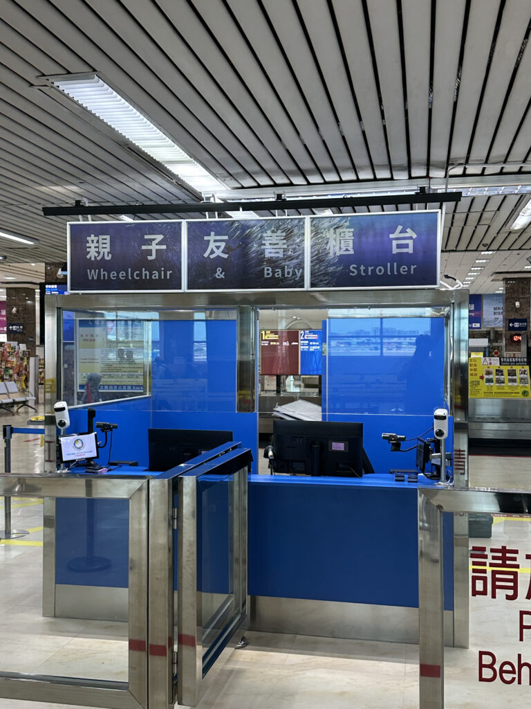 高雄小港機場31.5吋ChLCD三聯屏魚群全彩顯示效果