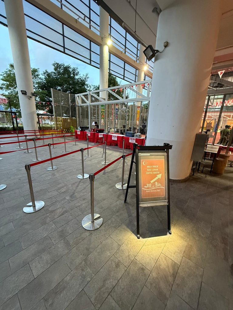 新加坡國慶活動現場 ChLCD 搭配補光設備展示指引資訊